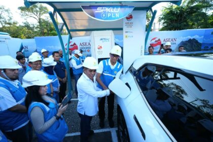 Direktur Utama PT PLN (Persero) Darmawan Prasodjo bersama Bupati Manggarai Barat Edistasius Endi saat mencoba langsung pengisian daya kendaraan listrik delegasi menggunakan SPKLU PLN yang berada di Kantor Bupati Manggarai Barat. Foto: PT PLN.