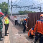 Sejumlah petugas PT KAI Daop 1 Jakarta telah melakukan penutupan perlintasan liar yang membahayakan di KM 12+400 lintas Jatinegara-Bekasi, Minggu (14/5). Foto: Daop 1 Jakarta