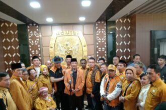 Plt Ketua DPD Hanura DKI Jakarta, Jafar Badjeber saat mendaftarkan bacalegnya di KPUD DKI. (Foto: Sofian/Ipol.id)