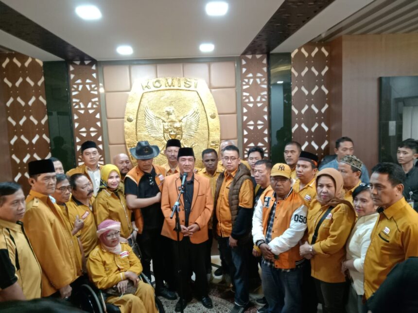 Plt Ketua DPD Hanura DKI Jakarta, Jafar Badjeber saat mendaftarkan bacalegnya di KPUD DKI. (Foto: Sofian/Ipol.id)