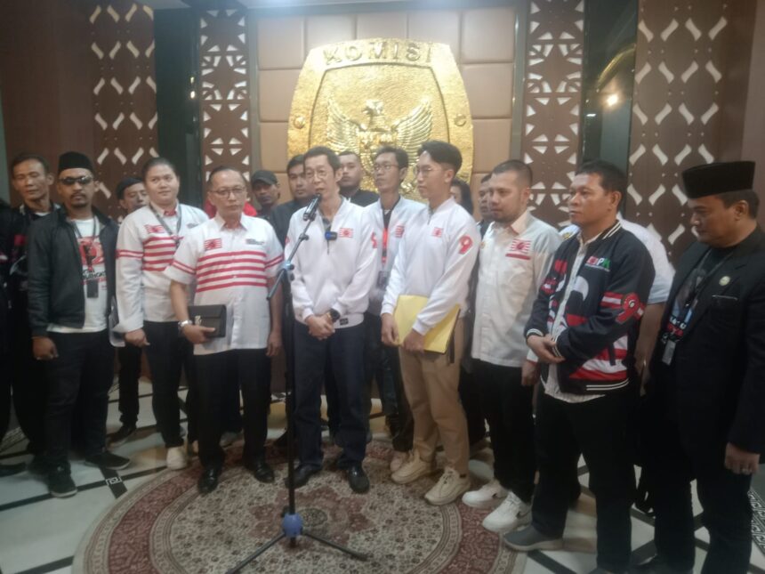 Pimpinan Daerah PKN DKI Jakarta, Chandra Juti pasca mendaftarkan bacalegnya di KPUD DKI. (Foto:Sofian/ipol.id)