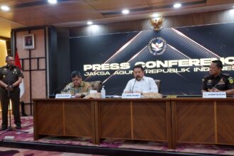 Jaksa Agung ST Burhanuddin (kedua dari kanan) dalam konferensi pers di Gedung Utama Kejaksaan Agung. Foto: Yudha Krastawan/ipol.id.