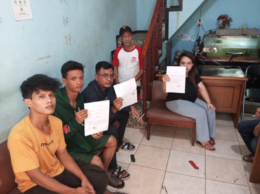 Sejumlah pengunjung unit indekos di Kelurahan Cipinang Besar Utara, Kecamatan Jatinegara, Jakarta Timur yang diduga sedang asyik indehoi diamankan warga sekitar dan oleh petugas diberikan teguran tertulis belum lama ini. Foto: Pol PP Jaktim