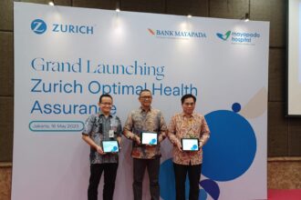 (Kiri-kanan) Group Commercial Director Mayapada Healthcare, Benjamin Winoto, Direktur PT Zurich Topas Life (Zurich) Budi Darmawan, dan Vice President Bank Mayapada Internasional (Bank Mayapada) Thomas Arifin saat peluncuran Zurich Optimal Health Assurance (ZOHA), peresmian kerjasama Zurich, Mayapada Hospital dan Bank Mayapada di Jakarta, Selasa (16/5) siang. Kerjasama itu memperluas akses dan layanan ZOHA di enam Rumah Sakit Mayapada tersebar di Jakarta hingga Surabaya serta ratusan cabang Bank Mayapada Internasional. Foto: Joesvicar Iqbal/ipol.id