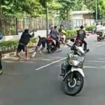 Aksi tawuran antar dua kelompok remaja dengan menggunakan senjata tajam (sajam) dan benda tumpul terjadi di kawasan Tebet Eco Park, Tebet Barat, Tebet, Jakarta Selatan, Selasa (16/5) sekitar jam 16.00 WIB. Foto: Ist