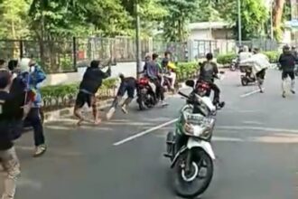 Aksi tawuran antar dua kelompok remaja dengan menggunakan senjata tajam (sajam) dan benda tumpul terjadi di kawasan Tebet Eco Park, Tebet Barat, Tebet, Jakarta Selatan, Selasa (16/5) sekitar jam 16.00 WIB. Foto: Ist