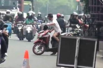 Sejumlah pengendara sepeda motor tidak mengenakan helm nekat berkendara hingga melawan arus menghindari razia Operasi Lintas Jaya yang digelar polisi di Jalan Raya Bogor, Pasar Rebo, Jakarta Timur, Rabu (17/5) siang. Foto: Ist