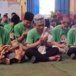 Sukarelawan Santrine Abah Ganjar (SAG) bersama para santri, keluarga pesantren dan masyarakat memanjatkan doa bersama di Pondok Pesantren Darunnajah Ypi Al-Qonaah, Cikajang, Garut, Jawa Barat, Minggu (14/5). Bersamaan memantapkan dukungan ke Ganjar Pranowo maju di Pilpres 2024. Foto: SAG