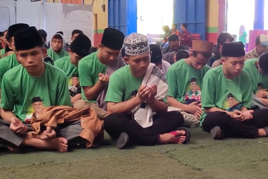 Sukarelawan Santrine Abah Ganjar (SAG) bersama para santri, keluarga pesantren dan masyarakat memanjatkan doa bersama di Pondok Pesantren Darunnajah Ypi Al-Qonaah, Cikajang, Garut, Jawa Barat, Minggu (14/5). Bersamaan memantapkan dukungan ke Ganjar Pranowo maju di Pilpres 2024. Foto: SAG