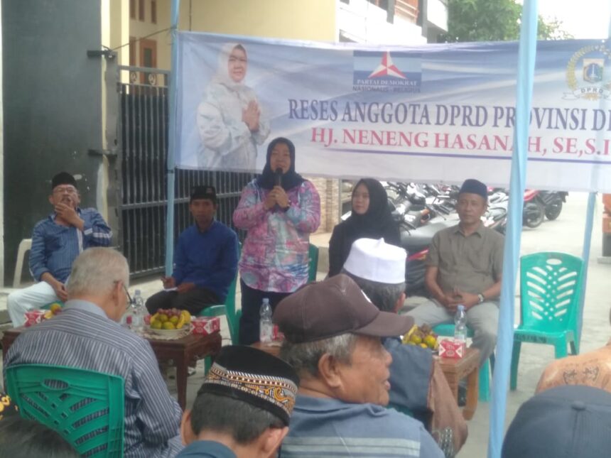 Anggota DPRD DKI Jakarta, Neneng Hasanah saat melakukan reses di di RW 10, Kelurahan Sukapura, Jakarta Utara.(foto Sofian/ Ipol.id)