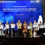 Direktur Utama Pertamina Nicke Widyawati mendapatkan penghargaan sebagai Perempuan Indonesia Pendorong Inovasi pada puncak peringatan Hari Kekayaan Intelektual Sedunia 2023 dari Kementrian Hukum dan HAM RI. Foto: Dok Pertamina.