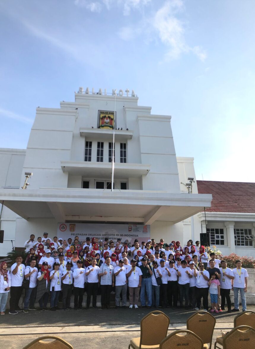 Foto bersama di peringatan HBDI ke-115 di Banjar Baru, Kalimantan Selatan, Jumat (19/5). Foto: Dok PB IDI.