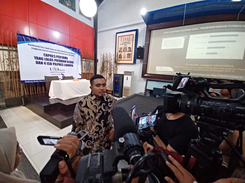 Peneliti senior Lingkaran Survei Indonesia (LSI) Denny JA, Adjie Alfaraby usai memaparkan hasil survei pada awak media di kantor LSI Denny JA, Rawamangun, Jakarta Timur, Jumat (19/5) siang. Foto: Joesvicar Iqbal/ipol.id