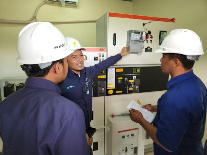 PT PLN (Persero) memasok kebutuhan listrik Pertamina EP sebesar 2.075 kiloVolt Ampere (kVA) untuk operasional site Klamono, di Sorong, Papua Barat. Foto: PLN.