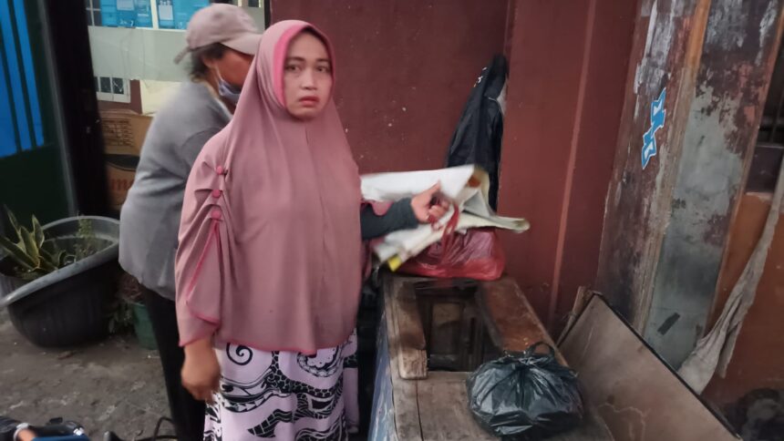 Tayu dan Hanifah sedih mesin jahitnya di Jalan Bekasi Timur IV, RW 07, Cipinang Besar Utara, Jatinegara, Jakarta Timur dijarah sekelompok remaja akhir pekan kemarin. Foto: Ist