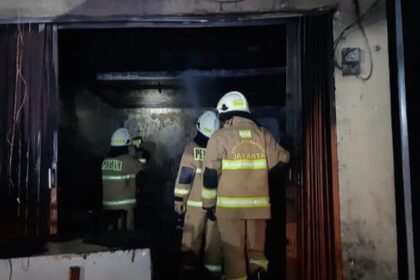 Sejumlah petugas Damkar berhasil memadamkan api yang melumat rumah makan ayam geprek di Jalan Raya Munjul, Gang Naya, Kelurahan Munjul, Kecamatan Cipayung, Jakarta Timur (Jaktim), Selasa (23/5) sekitar pukul 03.31 WIB. Foto: Damkar Jaktim