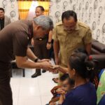 Kejaksaan Negeri (Kejari) Nias Selatan membebaskan Erlina Zebua, janda lima anak yang sempat ditahan karena dugaan tindak pidana penganiayaan Foto: Seksi Penkum Kejaksaan Tinggi (Kejati) Sumatera Utara.