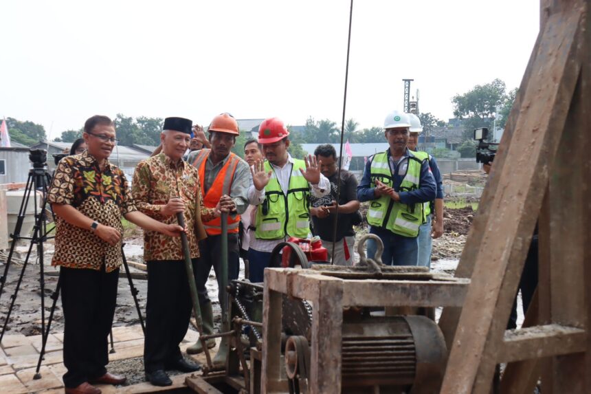 Dr. (HC) Drs. H.M. Jusuf Kalla menekan tombol dimulainya pembangunan Gedung A Universitas Paramadina Kampus Cipayung, Jakarta Timur, Selasa (23/5/2023).