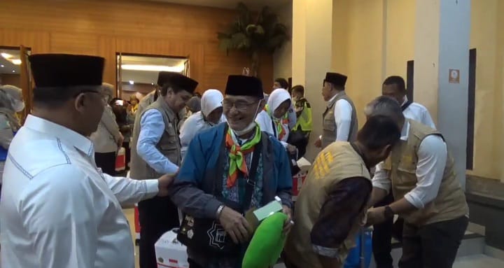 Ratusan jemaah calon haji di Asrama Haji Pondok Gede, Makasar, Jakarta Timur telah berangkat pada kloter pertama ke tanah suci Makkah dan take off dari bandara pada Rabu (24/5) sekitar pukul 00.05 WIB. Foto: Ist