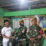 Satgas Yonarhanud 3/YBY saat menerima penyerahan senjata api, munisi dan bahan peledak (Muhandak) dari warga di Halmaera Utara. Foto: Dok Satgas Yonarhanud 3/YBY.