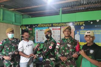 Satgas Yonarhanud 3/YBY saat menerima penyerahan senjata api, munisi dan bahan peledak (Muhandak) dari warga di Halmaera Utara. Foto: Dok Satgas Yonarhanud 3/YBY.
