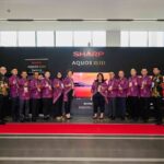 Manajemen Sharp Indonesia dan Dealer berfoto bersama dengan AQUOS LED TV