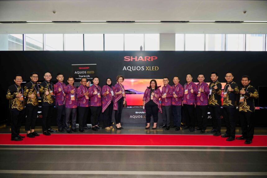 Manajemen Sharp Indonesia dan Dealer berfoto bersama dengan AQUOS LED TV