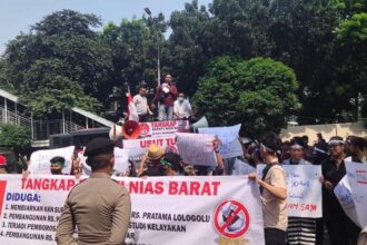 Masyarakat Nias Barat, Sumatera Utara yang tergabung dalam Gerakan Masyarakat Peduli Nias Barat (GEMPAR) menggelar aksi unjukrasa di depan Kantor Komisi Pemberantasan Korupsi (KPK) Jakarta, Kamis (25/5/2023).