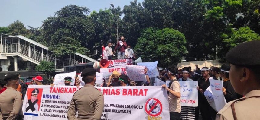 Masyarakat Nias Barat, Sumatera Utara yang tergabung dalam Gerakan Masyarakat Peduli Nias Barat (GEMPAR) menggelar aksi unjukrasa di depan Kantor Komisi Pemberantasan Korupsi (KPK) Jakarta, Kamis (25/5/2023).