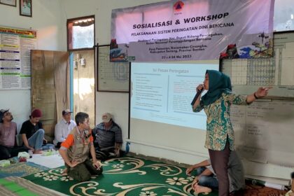 Badan Nasional Penanggulangan Bencana (BNPB) melalui Direktorat Peringatan Dini menggelar Sosialisasi dan Workshop Pelaksanaan Sistem Peringatan Dini Bencana Berbasis Masyarakat sebagai langkah penguatan respon masyarakat dalam peringatan dini ancaman erupsi Gunung Anak Krakatau dan bahaya terusannya, Selasa (23/5) hingga Jumat (26/5) di Desa Pasauran, Kabupaten Serang, Banten. Foto: BNPB