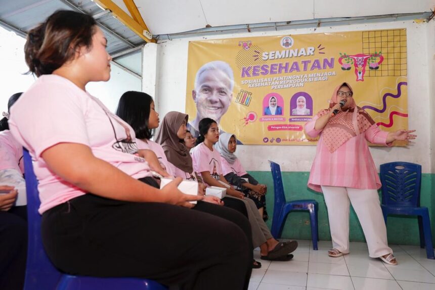 Seorang praktisi bidan membekali peserta seminar dengan berbagai pengetahuan terkait kesehatan reproduksi perempuan. Seminar diadakan di Jalan Pemuda, Gang Merdeka, RT 002/007 Jatinegara Kaum, Pulo Gadung, Jakarta Timur pada Jumat (26/5). Foto: Srikandi