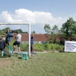 Guna memberikan rasa aman dan nyaman, para relawan Ganjar Muda Padjajaran (GMP) bersama warga masyarakat telah membenahi lapangan sepak bola di desa di wilayah Kecamatan Singaparna, Kabupaten Tasikmalaya, Jawa Barat, Jumat (26/5) siang. Foto: GMP