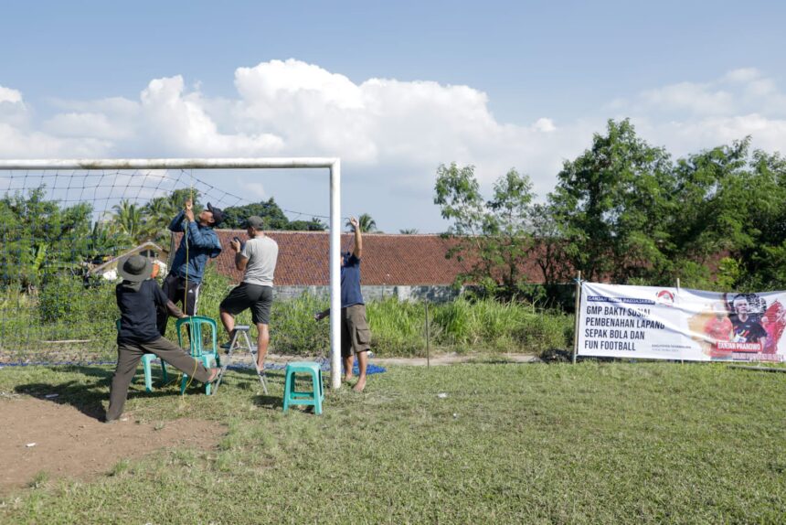 Guna memberikan rasa aman dan nyaman, para relawan Ganjar Muda Padjajaran (GMP) bersama warga masyarakat telah membenahi lapangan sepak bola di desa di wilayah Kecamatan Singaparna, Kabupaten Tasikmalaya, Jawa Barat, Jumat (26/5) siang. Foto: GMP