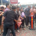 Polemik sejumlah pemilik ruko dan pedagang di Pluit Karang Niaga, Penjaringan, Jakarta Utara, berlanjut dengan menggelar tabur bunga.