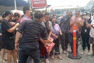 Polemik sejumlah pemilik ruko dan pedagang di Pluit Karang Niaga, Penjaringan, Jakarta Utara, berlanjut dengan menggelar tabur bunga.