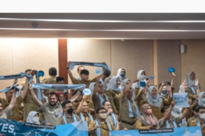 ASN DKI Jakarta membentangkan spanduk saat DKI mendapatkan WTP dari BPK. Foto PPID