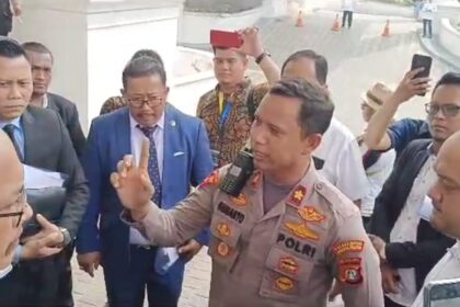 Kabag Ops Polres Metro Jakarta Selatan, Kompol Gunarto; Kasat Intel Polres Metro Jakarta Selatan, Kapolsek Kebayoran Baru, Kompol Tribuana Roseno dan Danramil Kebayoran Baru, Mayor Inf Derma Sitorus berupaya meredam Musyawarah Cabang Wilayah Peradi Jakarta Selatan yang sempat memanas di Hotel The Tribrata, Kebayoran Baru, Senin (29/5) pagi. Foto: Ist