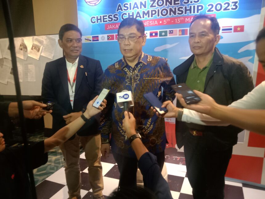 Utut Adianto dan Agustiar Sabran usai menutup Asian Zona 3.3 Chess Championship 2022 di Hotel Century.