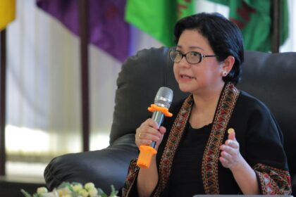 Ketua Dewan Audit OJK Sophia Wattimena saat memberikan pemaparan pada Kuliah Umum di Universitas Pattimura (UNPATTI), Ambon, Provinsi Maluku, Jumat (26/5). Foto: Dok OJK