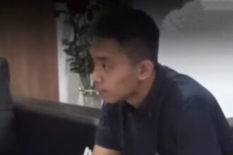 Viral video penampakan Mario Dandy Satriyo melepas dan memasang borgol ties sendiri. Foto: Tangkapan layar video viral.