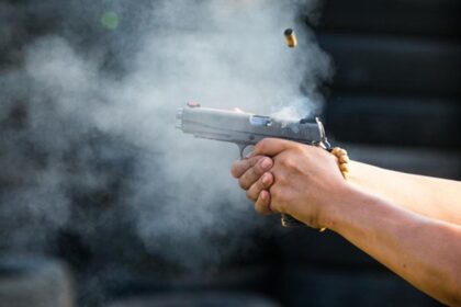 Ilustrasi penembakan. anggota polisi oleh OTK. Foto: iStockphoto