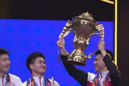 Zheng Siwei memegang trofi Sudirman Cup. Foto: Twitter @_shreyajha_