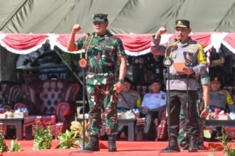 Kapolri Jenderal Polisi Listyo Sigit Prabowo bersama Panglima TNI Yudo Margono saat apel gelar pasukan pengaman KTT Asean 2023. Foto: Polri