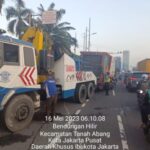 Sebuah truk sampah mengalami laka tunggal di kawasan Gedung DPR/MPR. Foto: Polri