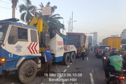 Sebuah truk sampah mengalami laka tunggal di kawasan Gedung DPR/MPR. Foto: Polri