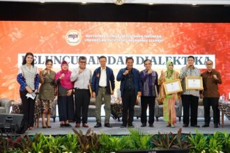 Masyarakat Ilmu Pemerintahan Indonesia (MIPI) baru saja meluncurkan buku berjudul “Etika Pemerintahan” di Hotel Grand Sahid Jaya, Jakarta, Jumat (5/5). Foto: MIPI