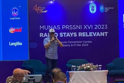 VP Digital Music Nuon Digital Indonesia Adib Hidayat memberikan sambutan dalam Musyawarah Nasional (Munas) Persatuan Radio Siaran Swasta Nasional Indonesia (PRSSNI) XVI 2023 di Jakarta beberapa waktu yang lalu. Nuon melalui telah menghadirkan fitur streaming radio di aplikasi Langit Musik yang memungkinkan masyarakat untuk mendengarkan radio dari mana saja dan kapan saja melalui perangkat smartphone. Foto: Telkom Indonesia.