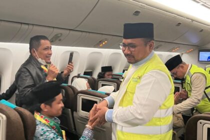 Menag Yaqut Cholil Qoumas melepas keberangkatan jemaah haji JKG 01 di Bandara Soeta
