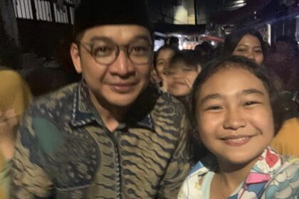Bacaleg PAN dapil III DKI Jakarta, Sigit Purnomo atau Pasha Ungu bersama Kirana Alya Febrianti saat di Jalan Tanah Sereal, Tambora Jakarta Barat. Foto Sofian/Ipol.id