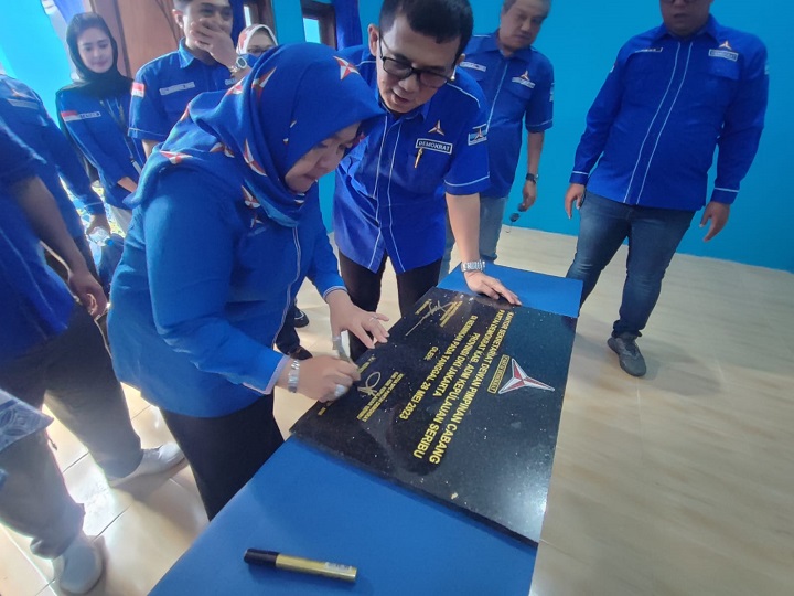 Ketua DPC PD Pulau Seribu yang juga anggota DPRD DKI Jakarta, Neneng Hasanah saat menandatangani prasasti kantor DPC PD Pulau Seribu. Foto Sofian/ipol.id
